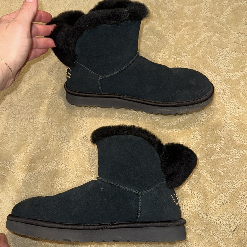 UGGS - Picture 2 of 7